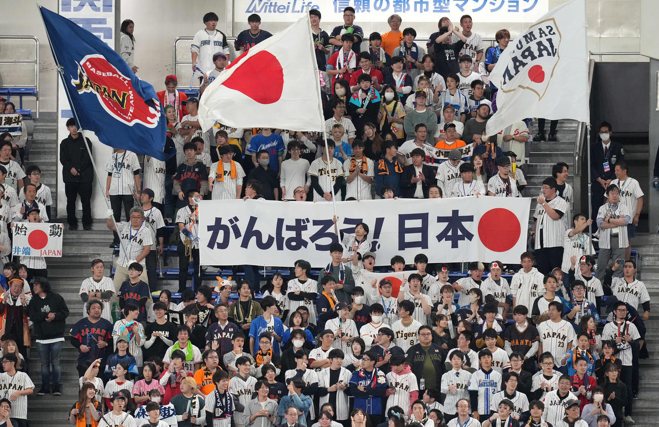 日本対韓国　盛り上がる日本の応援団（撮影・たえ見朱実）