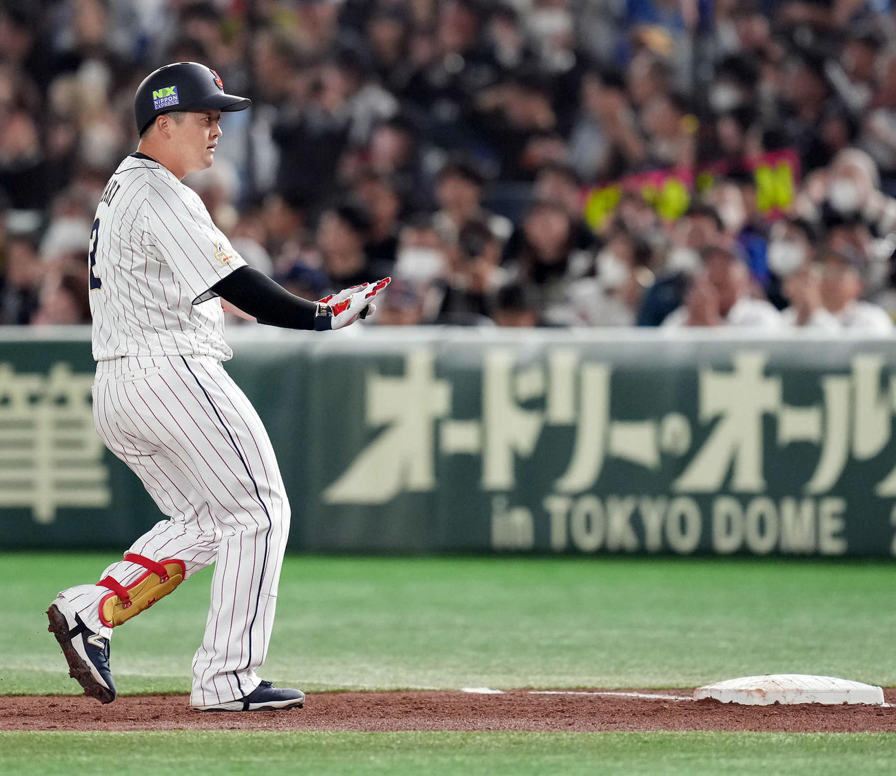 日本対韓国　1回裏日本1死一、二塁、左前に安打を放ちベンチに向かってポーズを決める牧（撮影・たえ見朱実）