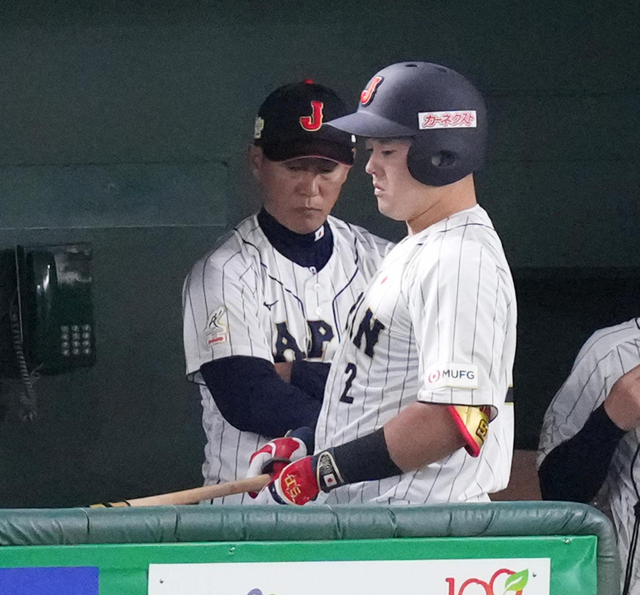 日本対韓国　8回裏日本1死一塁、空振りの三振に倒れ、ベンチに戻る牧。左は井端監督（撮影・菅敏）