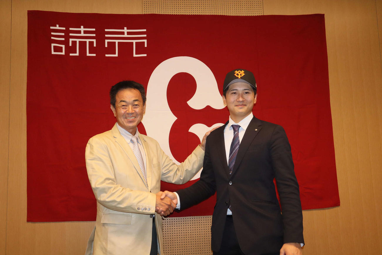 巨人と仮契約を終え、記念撮影するドラフト4位指名のNTT西日本・泉口（右）と水野スカウト部長（撮影・村松万里子）