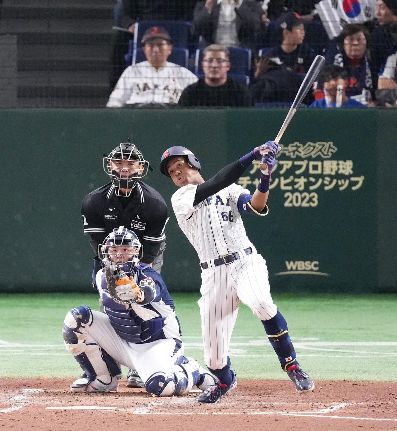 日本対韓国　4回裏日本無死、中越えソロ本塁打を放つ万波（撮影・菅敏）