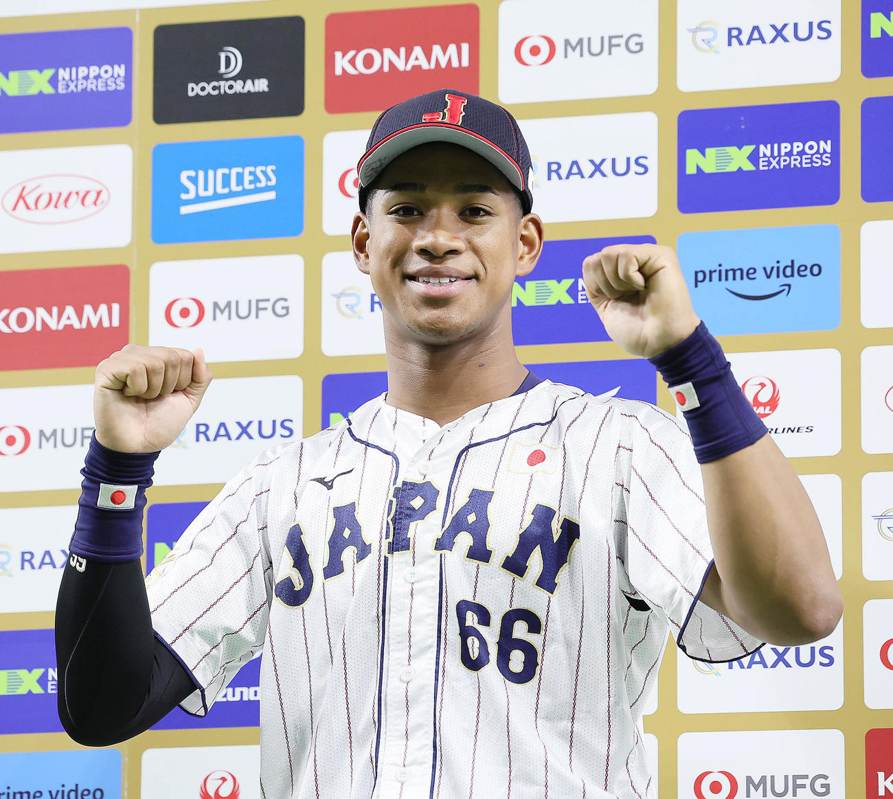 日本対韓国　お立ち台で笑顔を見せる万波（撮影・足立雅史）