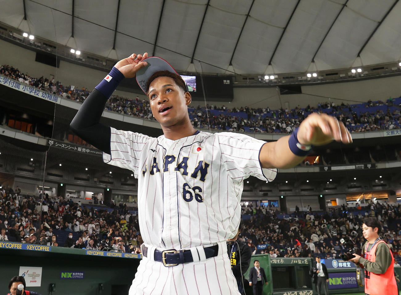 日本対韓国　スタンドの声援に応える万波（撮影・足立雅史）