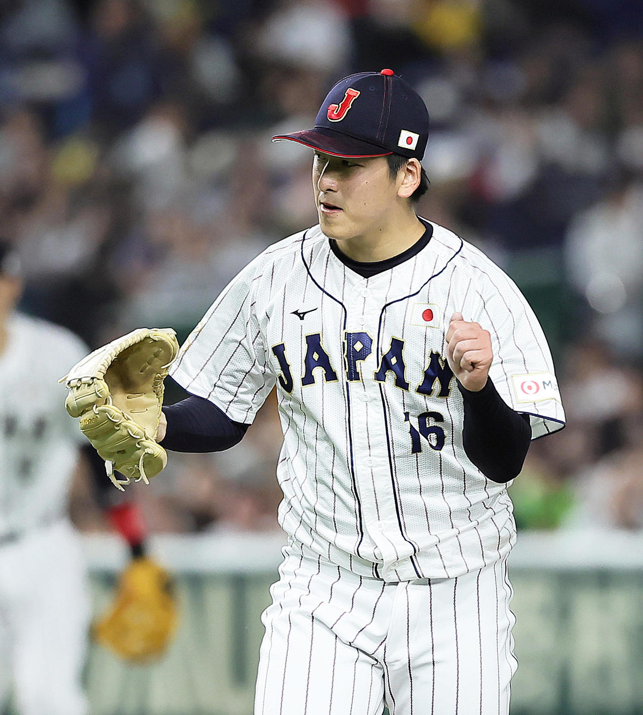 日本対韓国　3回表韓国の攻撃を3者凡退に仕留めグラブをたたく隅田（撮影・足立雅史）