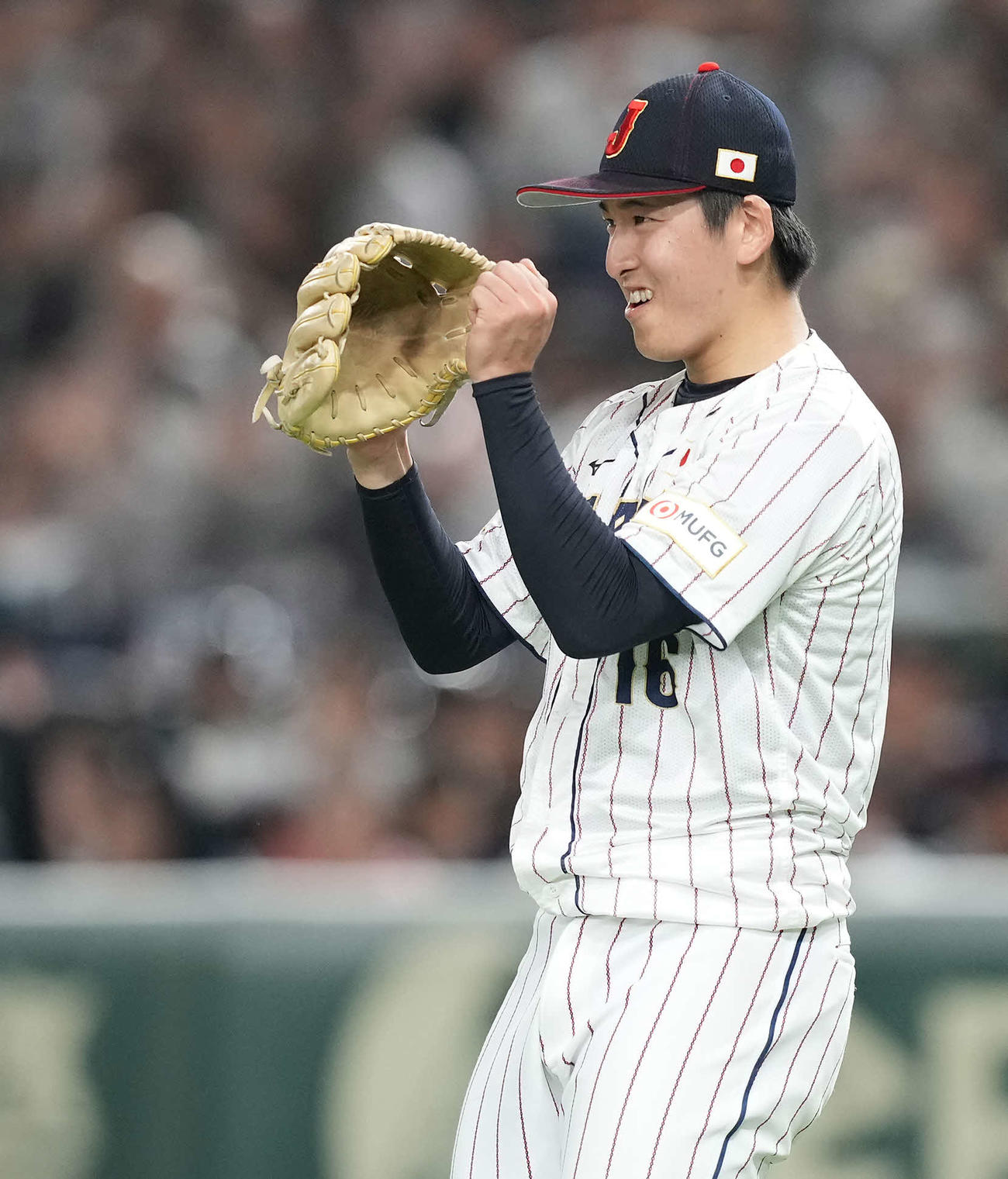 ネクストプロ野球アジアチャンピオンシップ2023　日本対韓国　7回表、味方の好守備で無失点に抑えた日本の先発隅田は、笑顔でガッツポーズを決める（撮影・たえ見朱実）