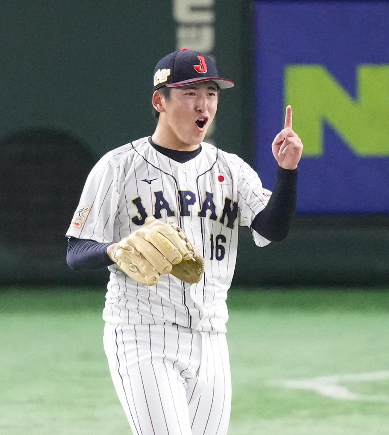 日本対韓国　7回表韓国1死一塁、金周元の三直を佐藤輝明が好捕し一塁に送球しアウト。指を突き上げ喜ぶ隅田（撮影・菅敏）
