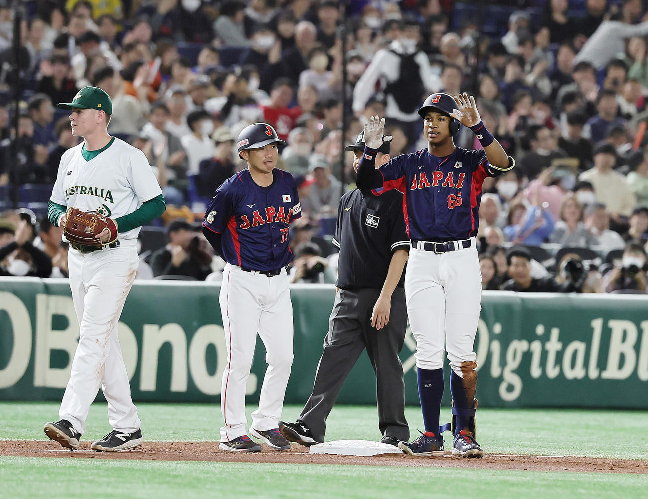 日本対オーストラリア　3回表日本1死三塁、万波（右）は右適時三塁打を放つ（撮影・足立雅史）
