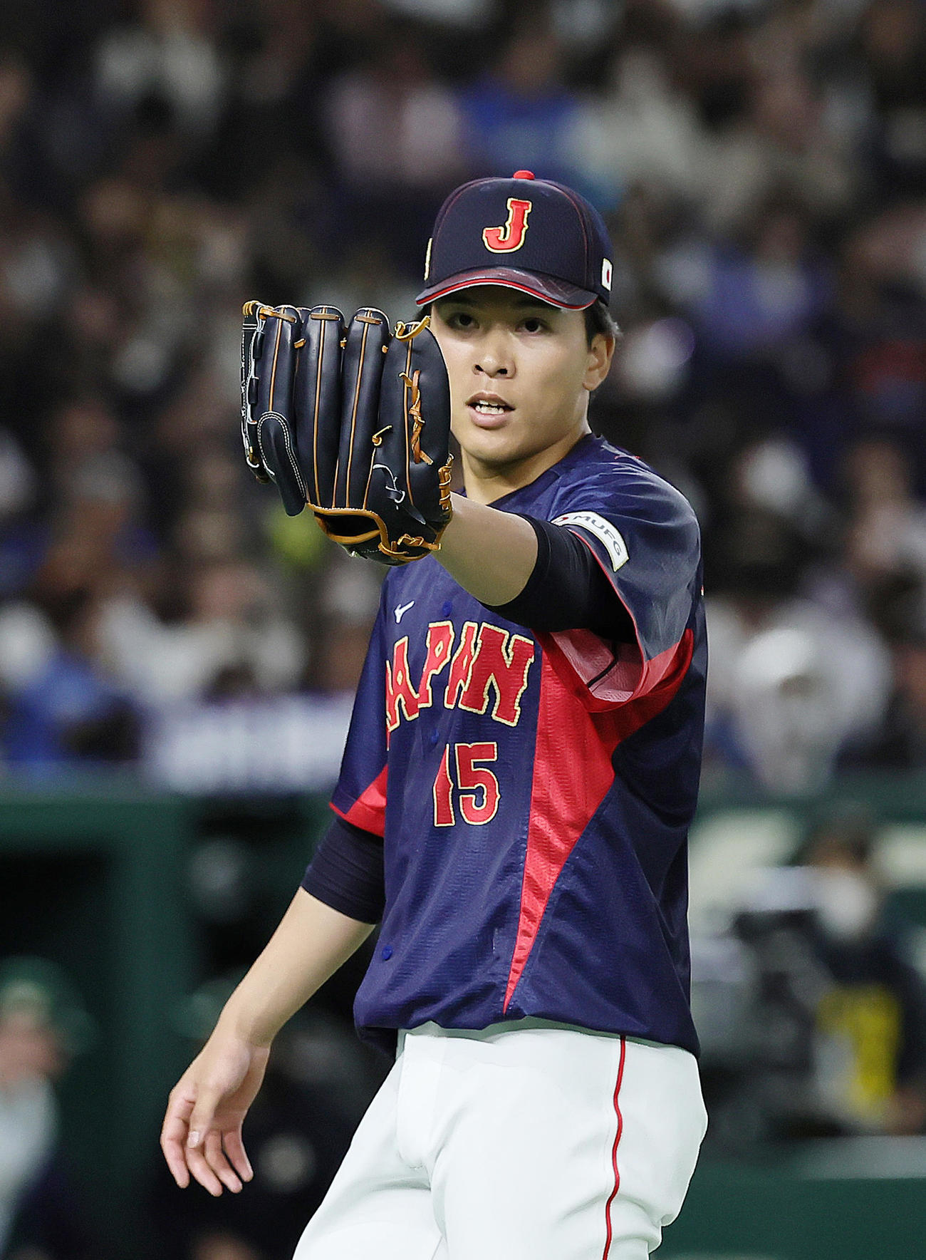 日本対オーストラリア　4回を3者凡退で終えタッチを交わす早川（撮影・足立雅史）