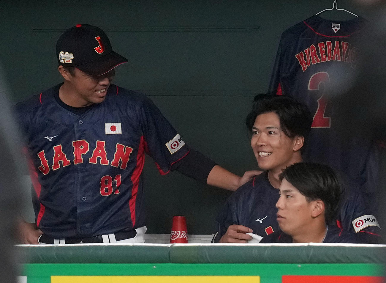 日本対オーストラリア　5回終了で吉見コーチ（左）から声を掛けられる日本の先発早川（撮影・たえ見朱実）