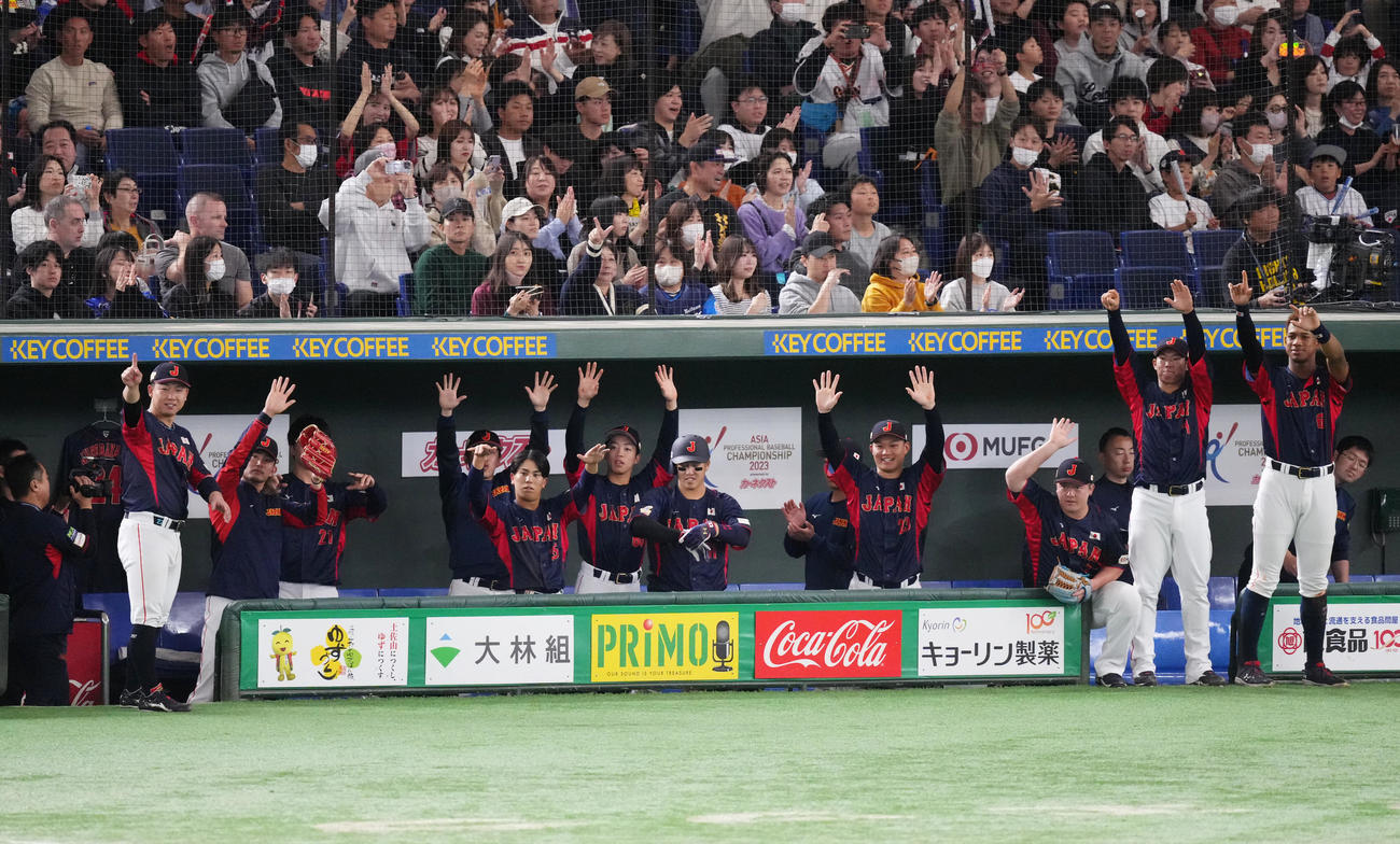 日本対オーストラリア　7回表日本2死満塁、藤原の2点適時打に喜ぶナイン（撮影・菅敏）