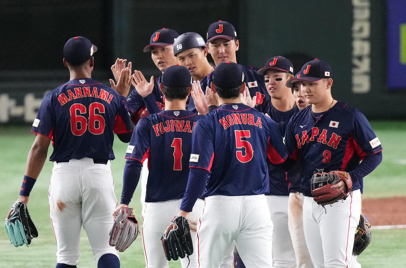 日本対オーストラリア　オーストラリアに8回コールドで勝利し、喜ぶナイン（撮影・菅敏）