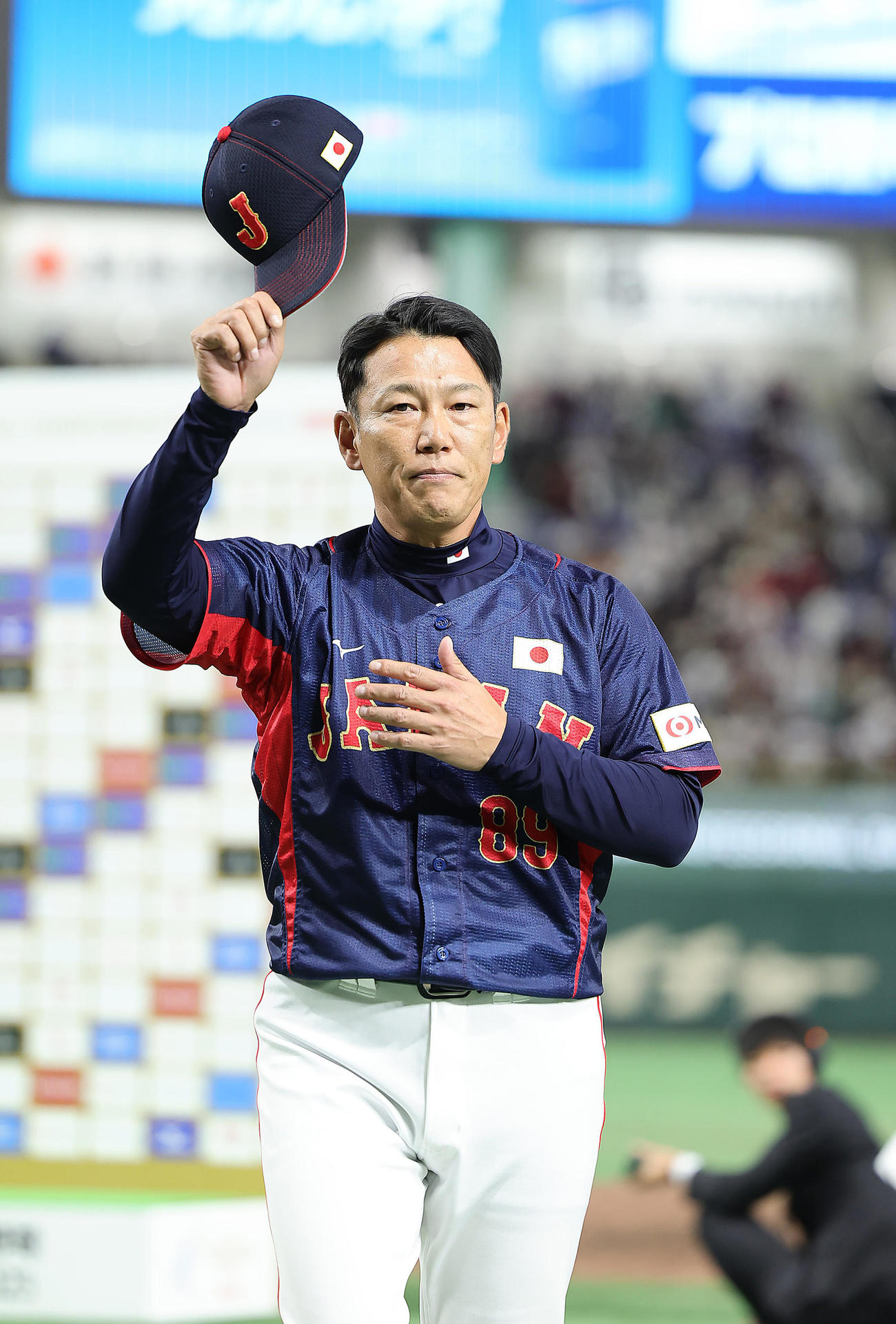 日本対オーストラリア　勝利しスタンドの声援に帽子を取って応える井端監督（撮影・足立雅史）