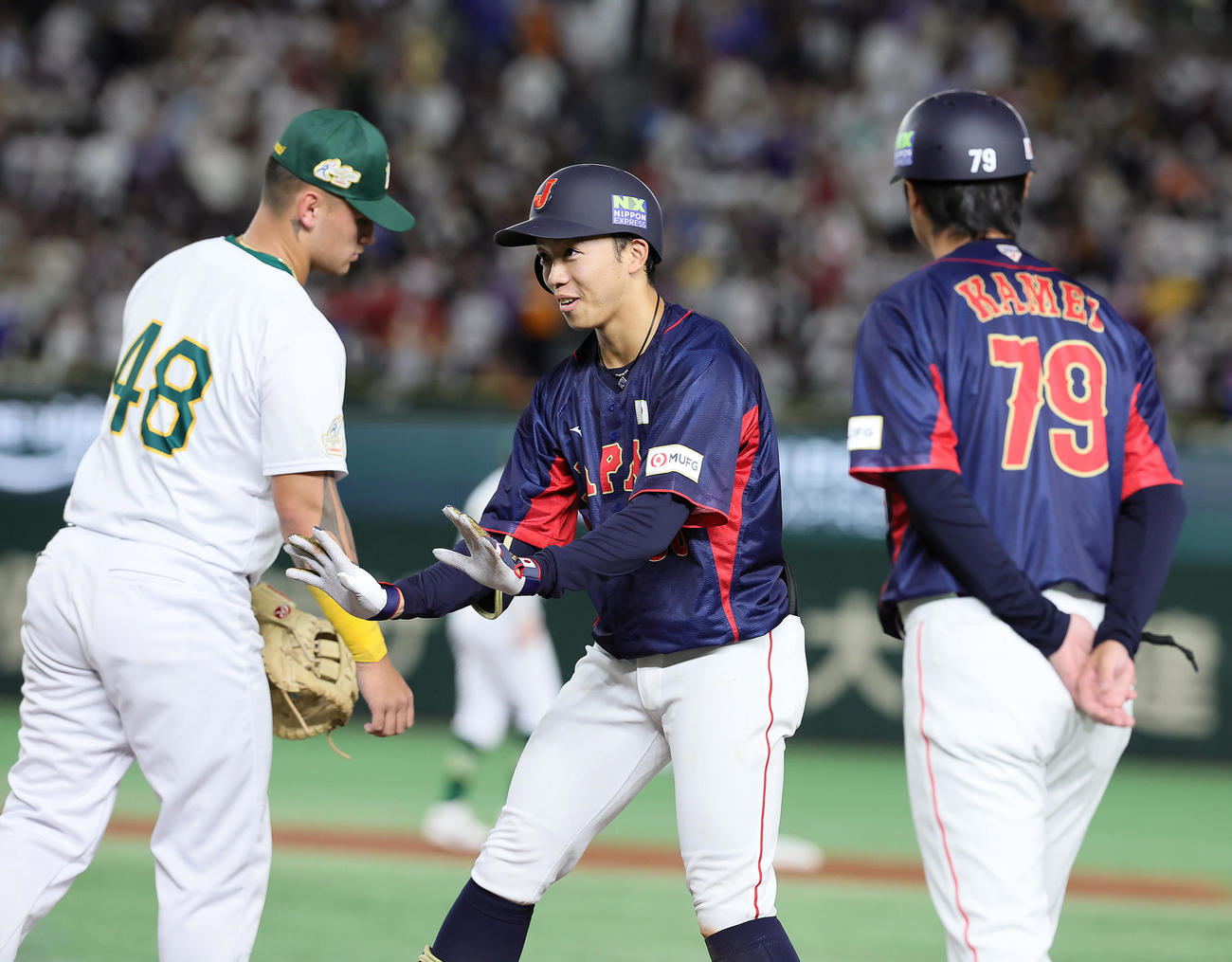 日本対オーストラリア　3回表日本1死、岡林（中央）は投手強襲の内野安打を放ち「リラックスポーズ」（撮影・足立雅史）