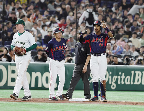 日本対オーストラリア　3回表日本1死三塁、万波（右）は右適時三塁打を放つ（撮影・足立雅史）
