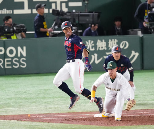 日本対オーストラリア　4回表日本1死満塁、チャンスの場面で併殺打に倒れる万波（撮影・菅敏）