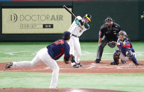 日本対オーストラリア　3回裏オーストラリア2死、空振りの三振に倒れるウィリアムズ。投手早川（撮影・菅敏）