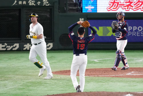 日本対オーストラリア　7回裏オーストラリア2死、ウィングローブに四球を許す佐藤隼（撮影・菅敏）