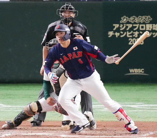 日本対オーストラリア　8回表日本2死一、二塁、右中間に2点適時二塁打を放つ野村（撮影・菅敏）