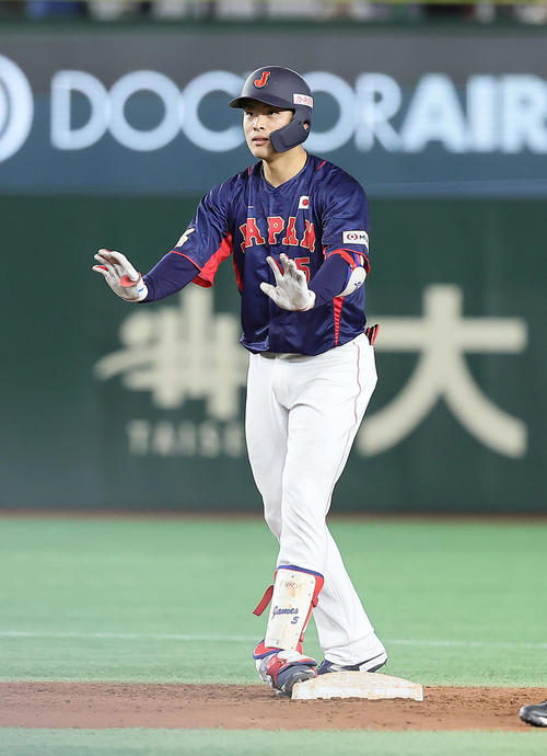 日本対オーストラリア　8回表日本2死一、二塁、野村は右2点適時二塁打を放ち「リラックスポーズ」（撮影・足立雅史）