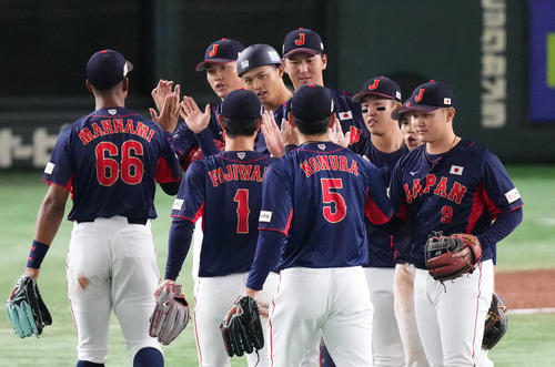 日本対オーストラリア　オーストラリアに8回コールドで勝利し、喜ぶナイン（撮影・菅敏）