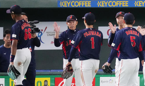 オーストラリアに8回コールドで勝利し、藤原（中央右）らをタッチで迎える井和監督（中央左）（撮影・菅敏）