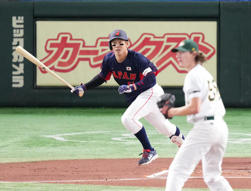 日本対オーストラリア　1回表日本無死一、二塁、中前に先制適時打を放つ小園。投手ブシェル（撮影・菅敏）