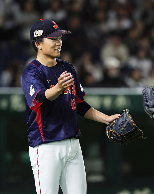 日本対オーストラリア　1回を3者凡退に抑え笑顔でタッチを交わす早川（撮影・足立雅史）