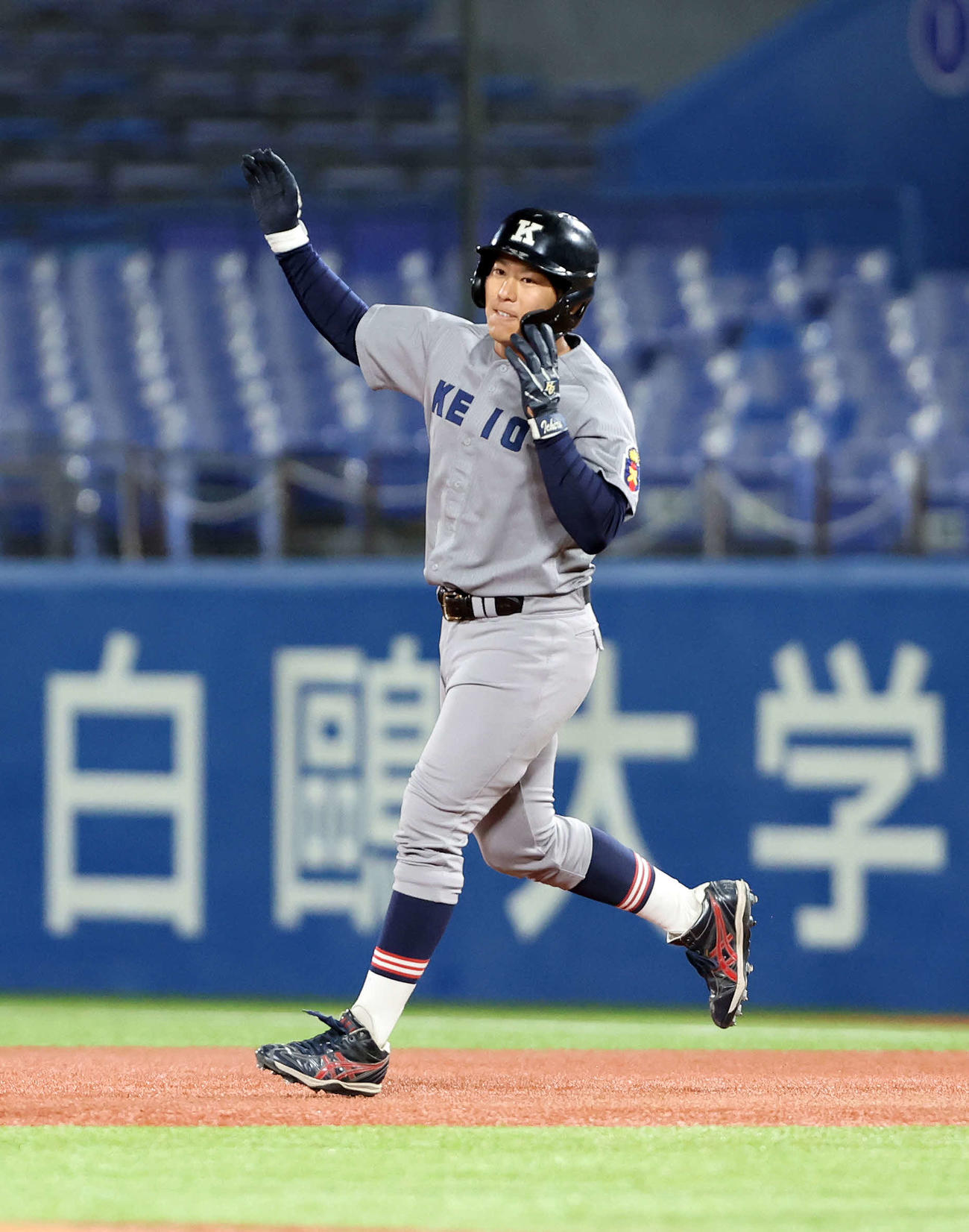 環太平洋大対慶大　7回裏慶大1死満塁、佐藤一は左前適時打を放ちコールドで喜ぶ（撮影・鈴木正人）