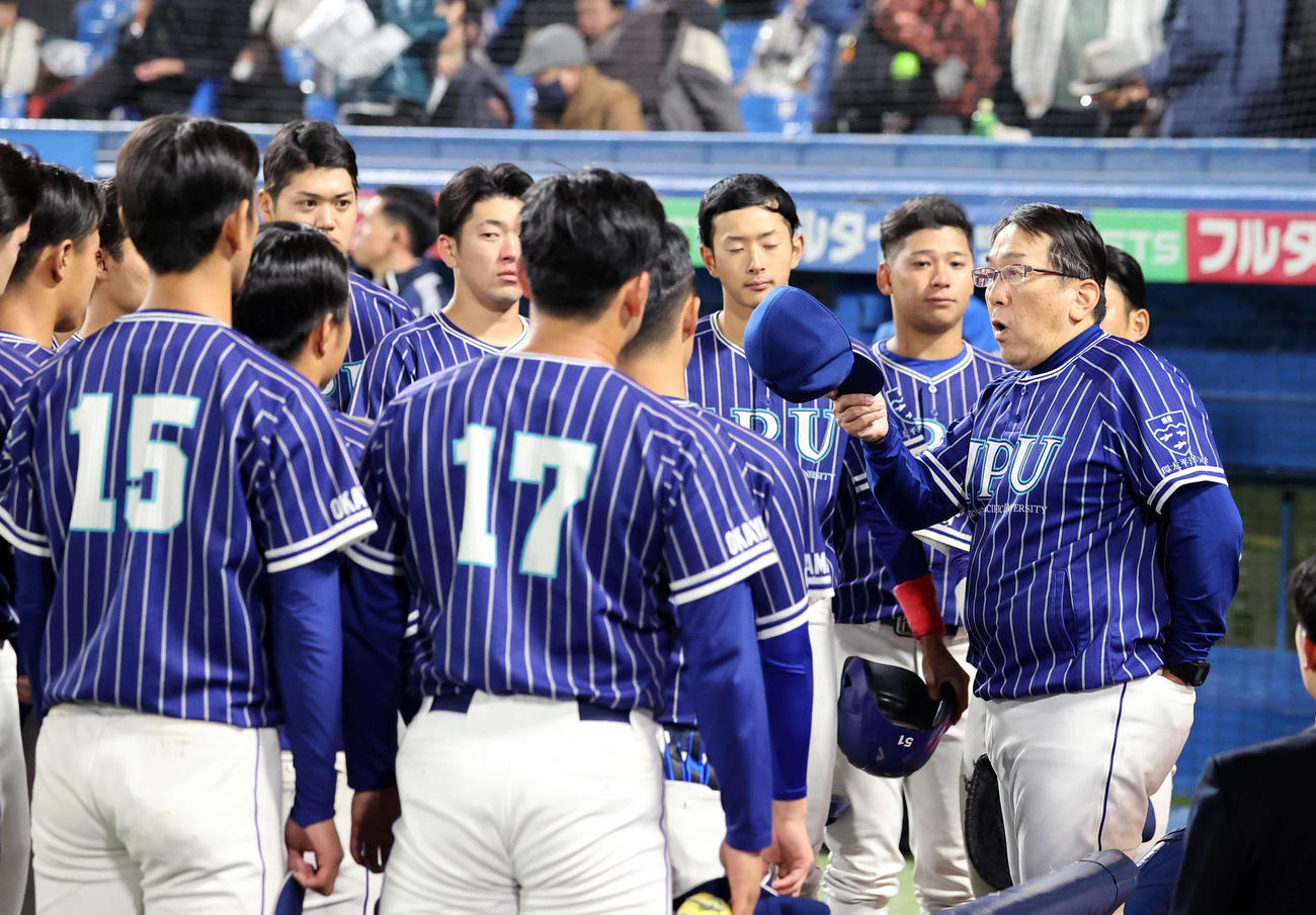 環太平洋大対慶大　試合後、円陣を組み声をかける環太平洋大・野村監督（右）（撮影・鈴木正人）