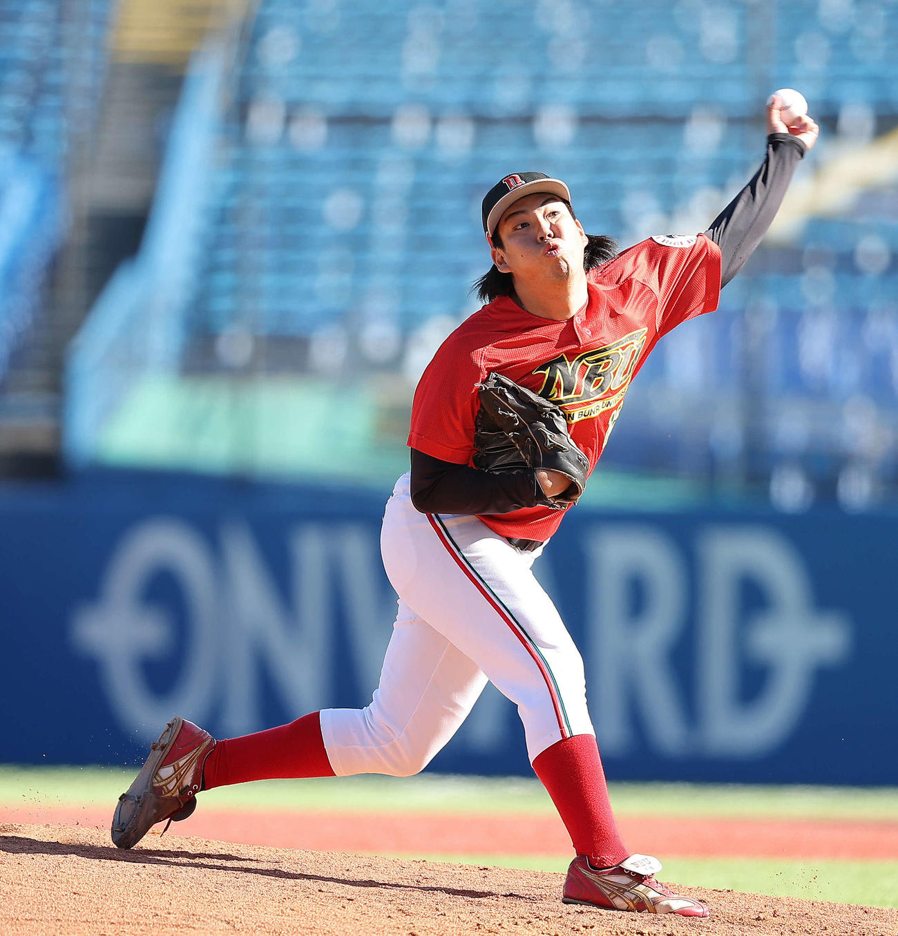 青学大対日本文理大　3回表、2番手で登板する日本文理大・新垣（撮影・河田真司）