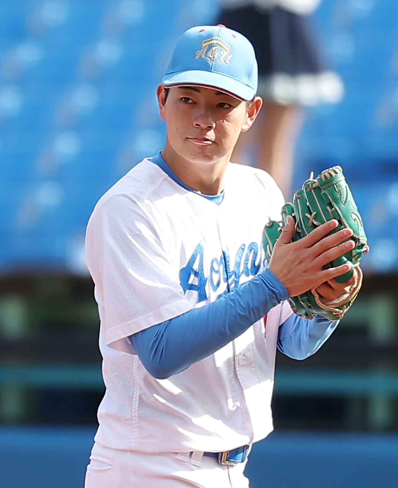 青学大対日本文理大　5回裏を抑えグラブをたたく青学大・下村（撮影・河田真司）
