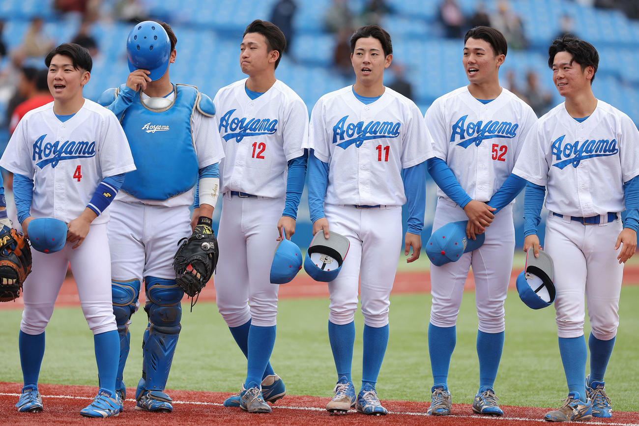 青学大対日本文理大　日本文理大に勝利し整列する青学大・下村（右から3人目）らナイン（撮影・河田真司）
