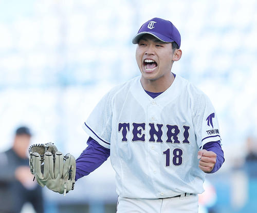 日体大対天理大 7回表を抑えガッツポーズする天理大・本間(撮影・河田真司)