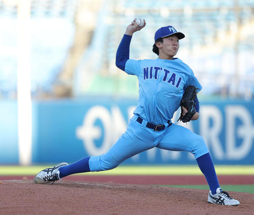 日体大対天理大 8回裏、2番手で登板する日体大・馬場(撮影・河田真司)