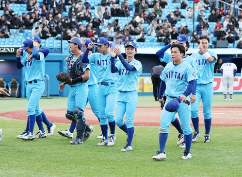 日体大対天理 勝利し喜ぶ日体大の選手たち(撮影・鈴木正人)