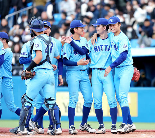 日体大対天理大 日体大対天理大 天理大に勝利し、9回裏に登板した寺西(右から2番目)を迎える箱山(右)(撮影・河田真司)