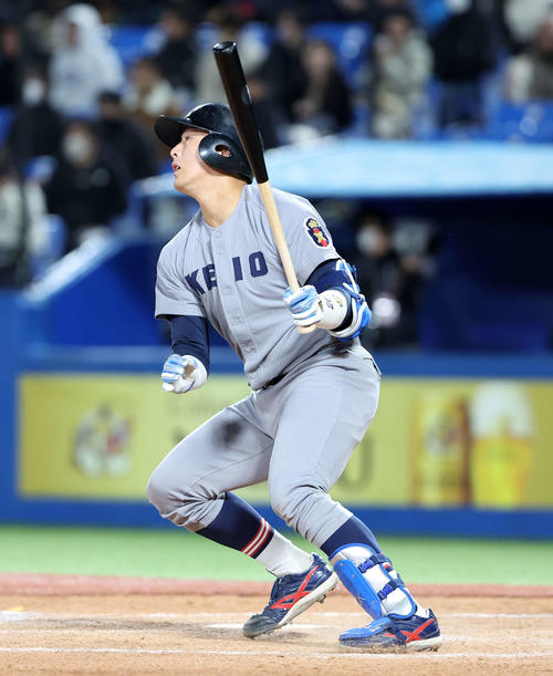 環太平洋大対慶大 4回裏慶大無死一塁、宮崎は左越え2点本塁打を放つ(撮影・鈴木正人)
