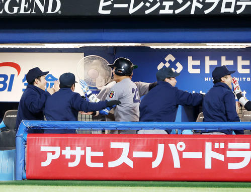環太平洋大対慶大 4回裏慶大無死一塁、宮崎(中央)は左越え2点本塁打を放ちベンチで祝福を受ける(撮影・鈴木正人)