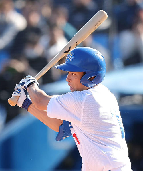 青学大対日本文理大 2回表青学大2死一、二塁、左前適時打を放つ中島(撮影・河田真司)