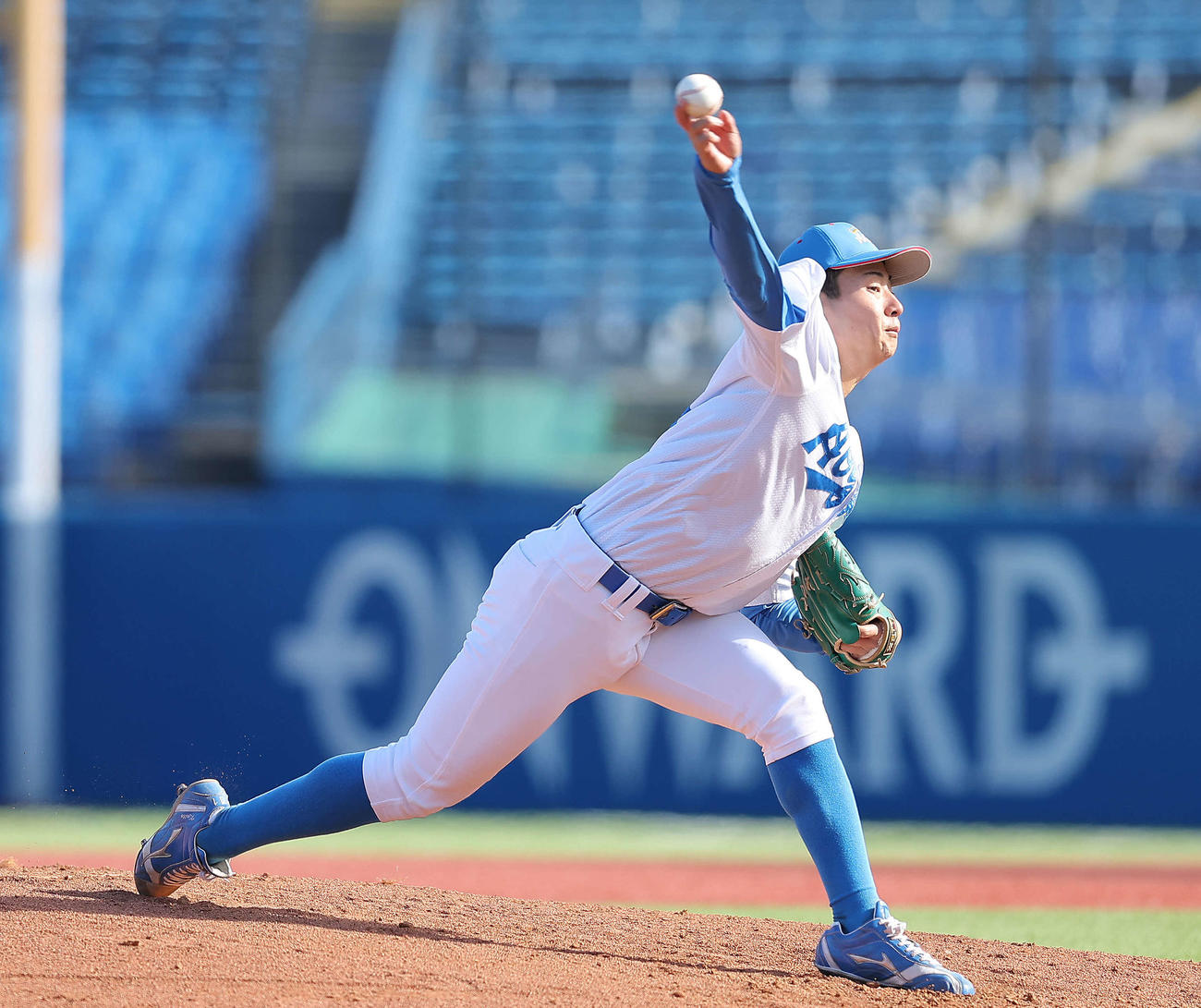 青学大対日本文理大　2回裏、力投する青学大・下村（撮影・河田真司）