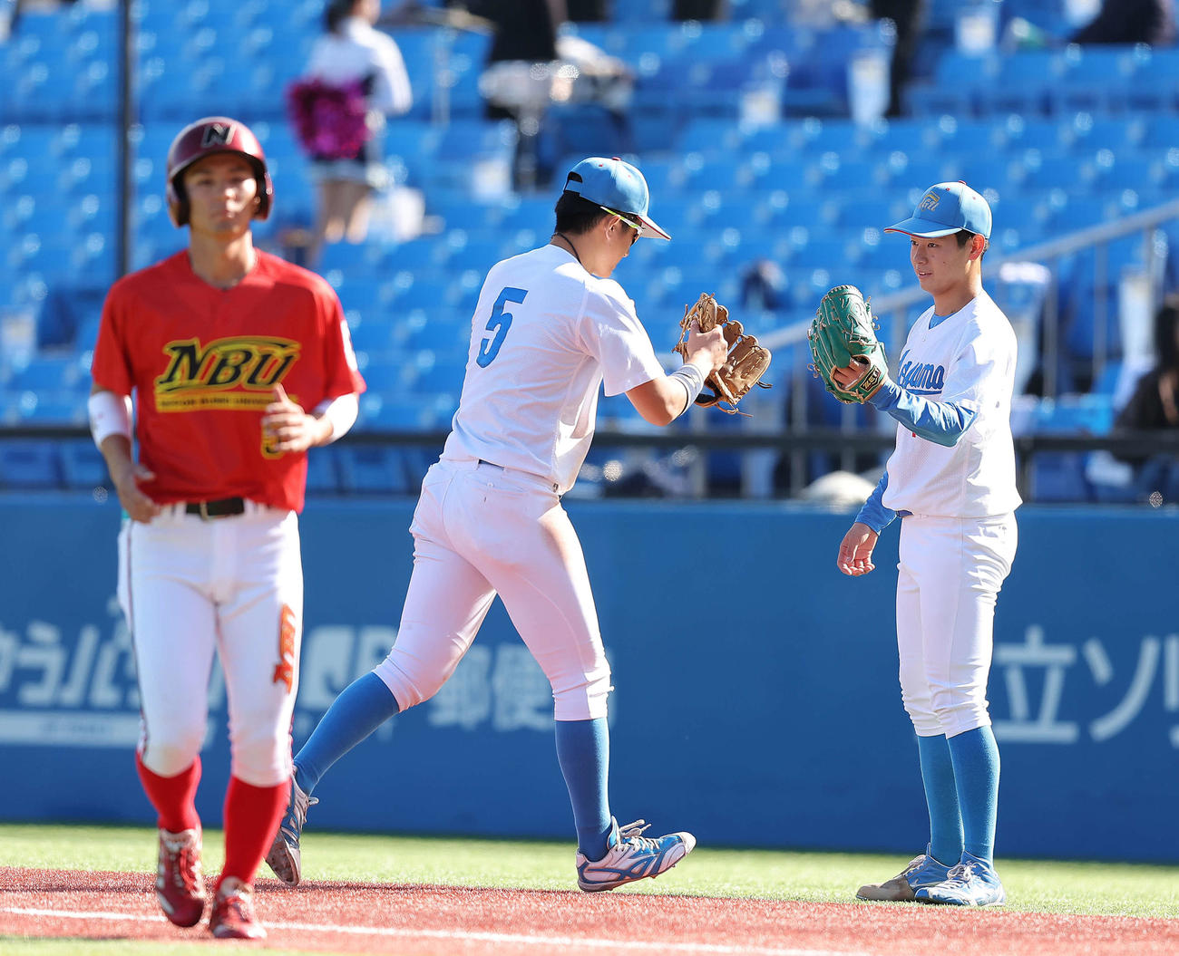 青学大対日本文理大　2回裏を3者凡退に抑え、ナインを迎える青学大・下村（右）（撮影・河田真司）