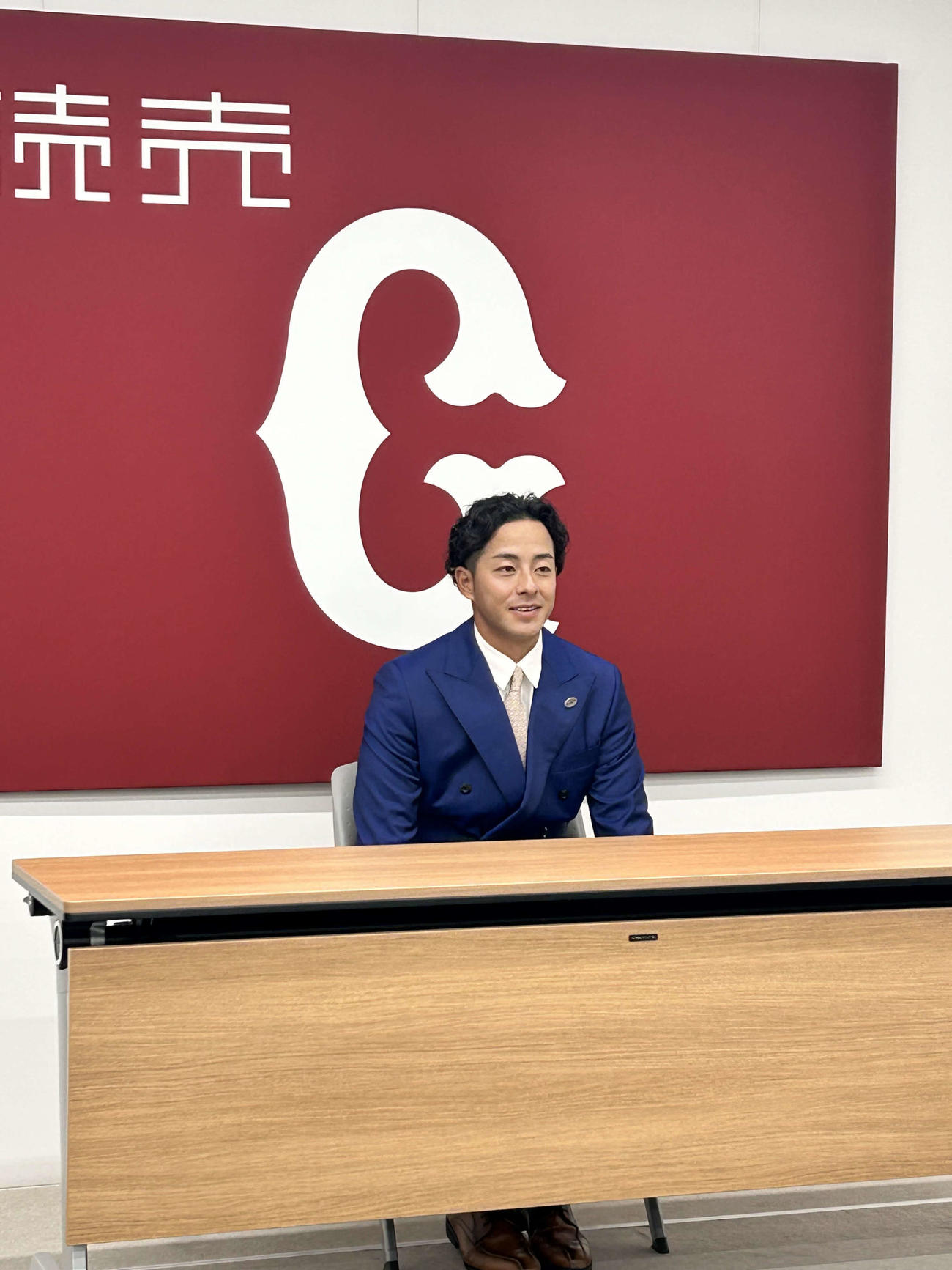 契約更改後、会見する巨人湯浅（撮影・上田悠太）