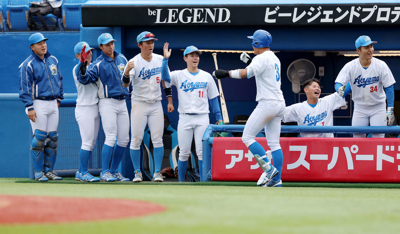 青学大対日本文理大　7回表青学大無死一塁、2点本塁打出生還し、チームメートに迎えられる西川（右から3人目）（撮影・河田真司）