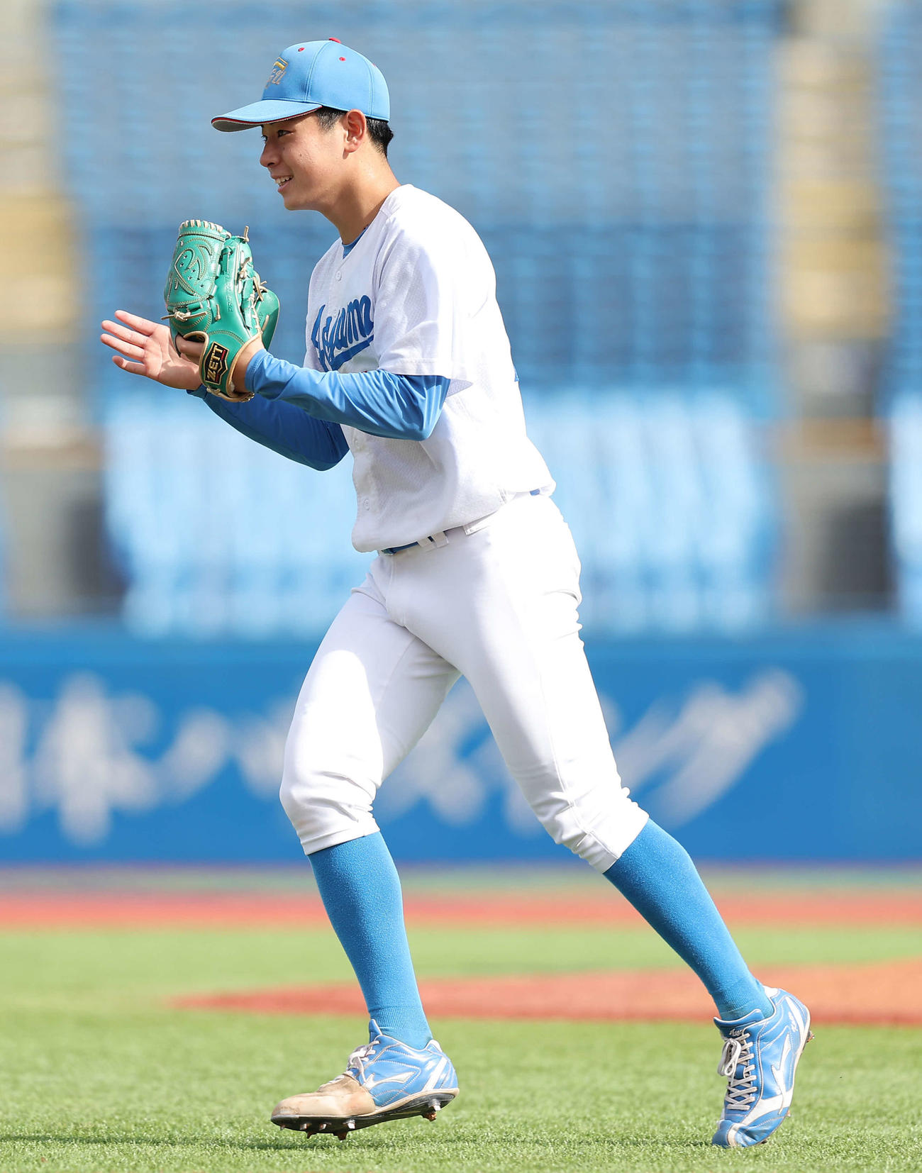 青学大対日本文理大　6回裏を抑えグラブをたたく青学大・下村（撮影・河田真司）