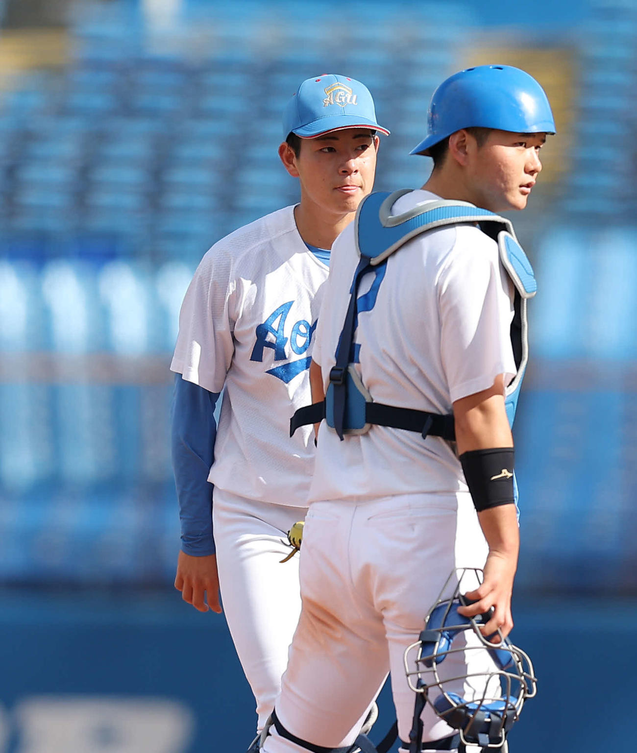 青学大対日本文理大　6回裏日本文理大2死一、三塁、言葉を交わす青学大・渡部（手前）と下村（撮影・河田真司）