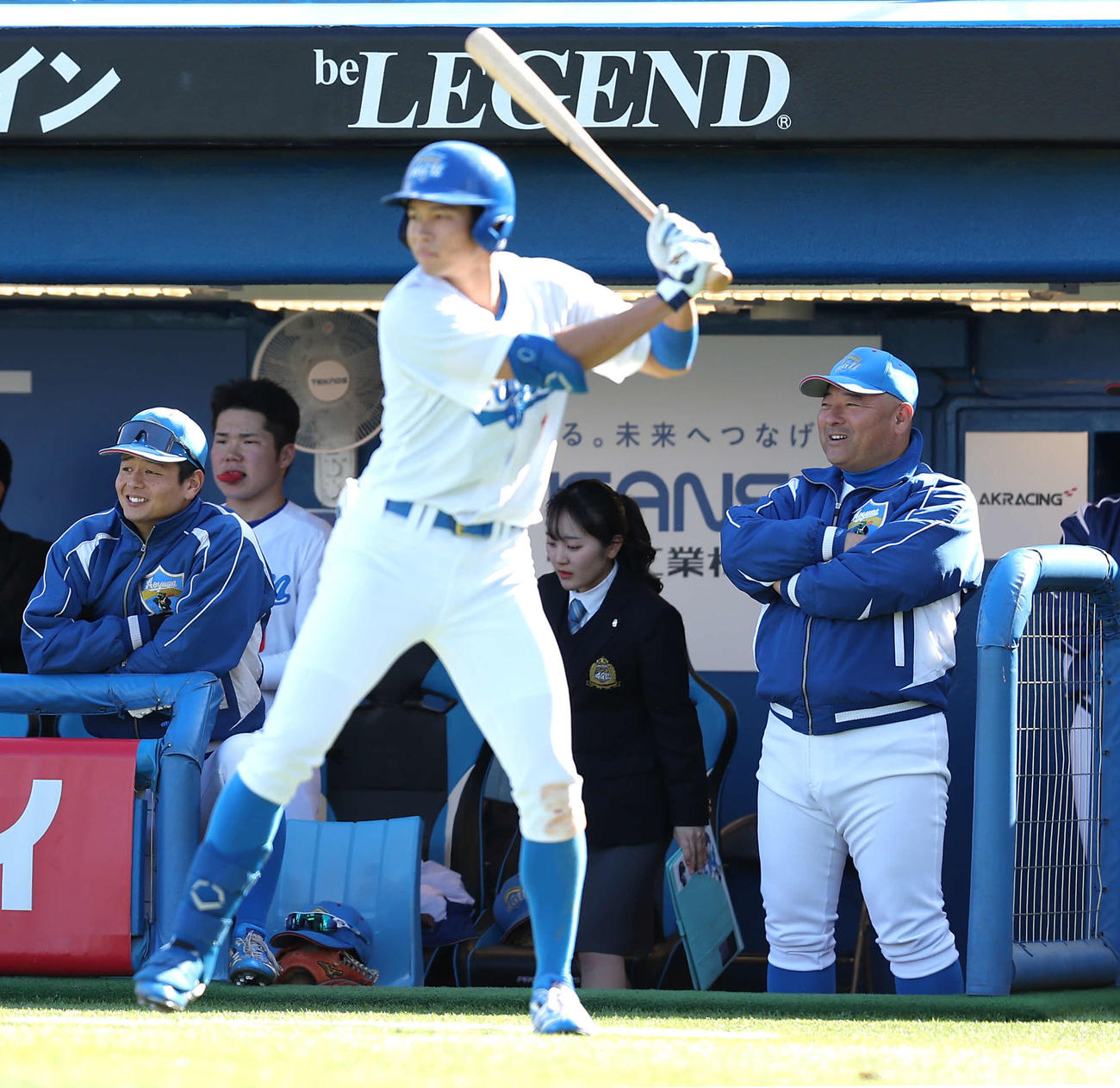 青学大対日本文理大　6回表、笑顔で戦況を見守る青学大・安藤監督（右）（撮影・河田真司）