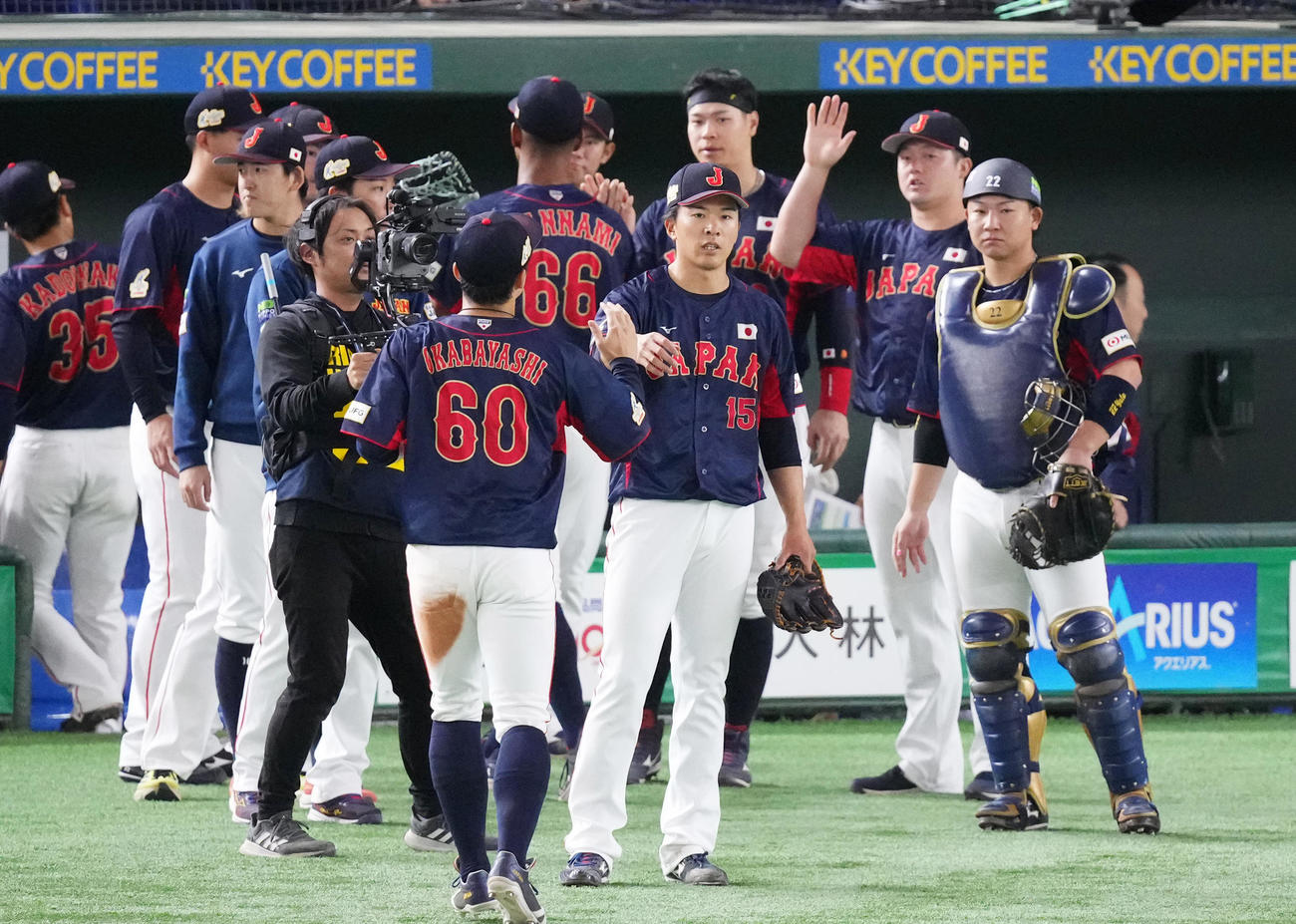 日本対オーストラリア　5回の投球を終え、ナインを迎える早川（中央）（撮影・菅敏）