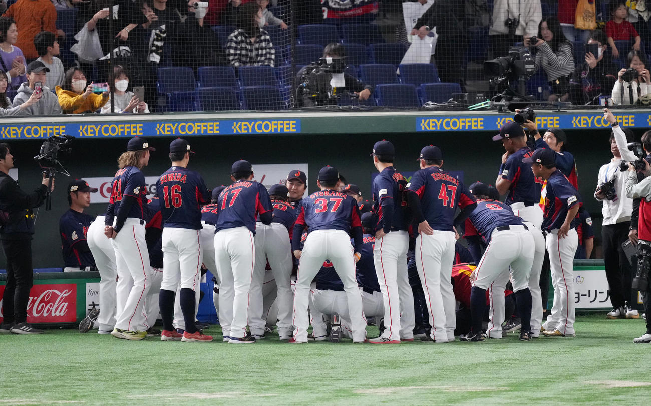 日本対オーストラリア　試合前、円陣を組む日本代表の選手たち（撮影・菅敏）