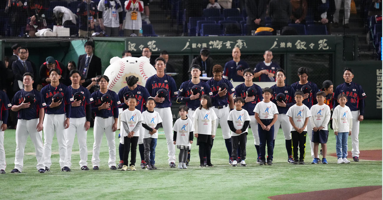 日本対オーストラリア　試合前のセレモニーで君が代を斉唱する日本代表の選手たち（撮影・菅敏）