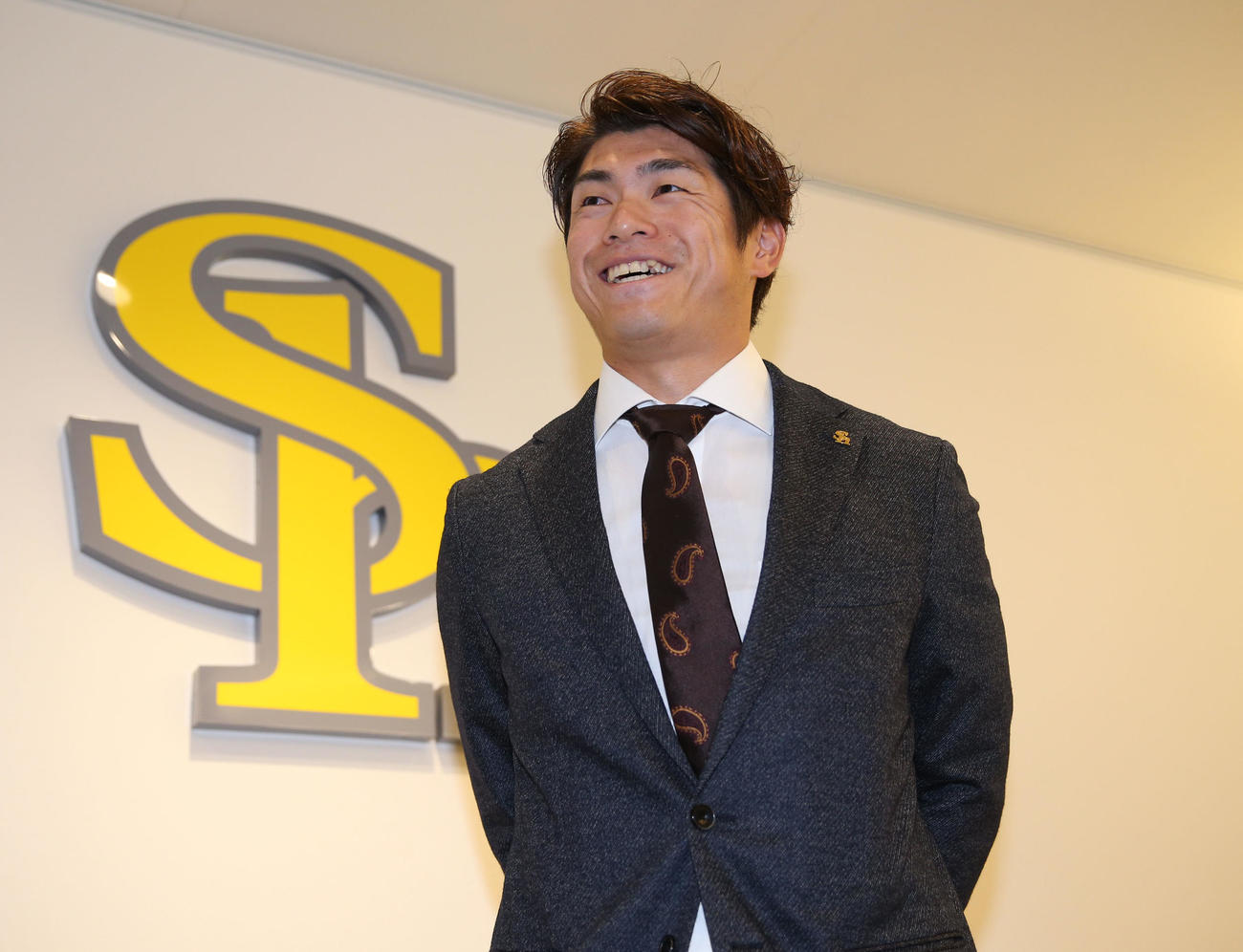 育成再契約となった古川は笑顔を見せる（撮影・冨田成美）